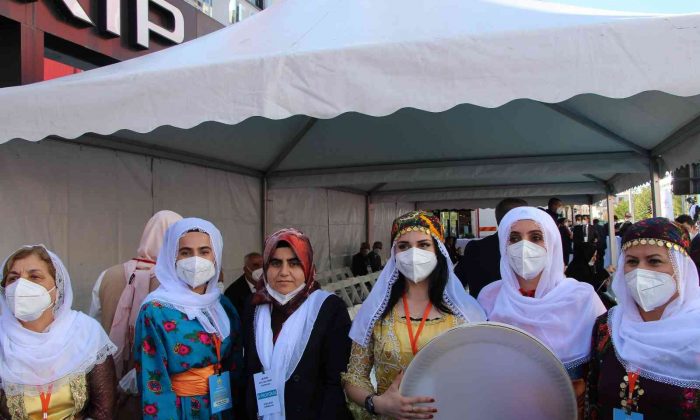 Cumhurbaşkanı Erdoğan, yöresel kıyafetli Batmanlı kadınların Kürtçe şarkılarıyla karşılandı