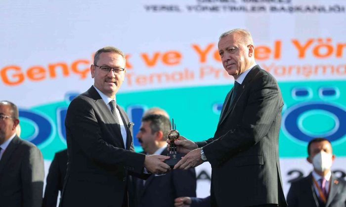 Cumhurbaşkanı Erdoğan’dan Başakşehir’e bir gençlik ödülü daha