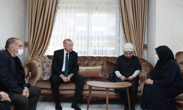 Cumhurbaşkanı Recep Tayyip Erdoğan, İstanbul’da Can Göktuğ Boz tarafından samuray kılıcıyla öldürülen Başak Cengiz’in ailesinin Ankara’daki evine taziye ziyaretinde bulunuyor.