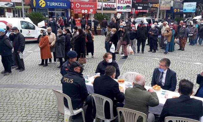 Edremit’te meslektaşları şehit polis için lokma döktürdü