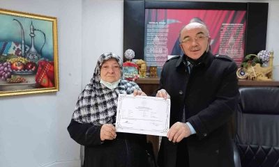 Ehliyet almak için 76 yaşında okuma yazma öğrendi