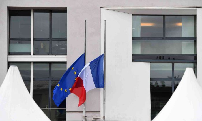 Fransa bayrağında renk değişti, kamuoyu ikiye bölündü