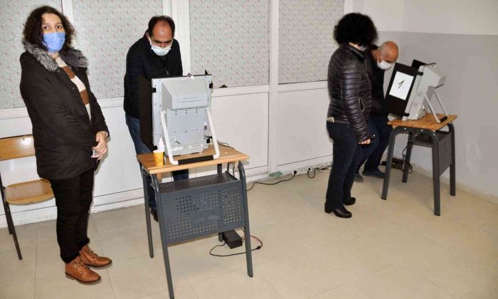 Gaziosmanpaşa’da vatandaşlar Bulgaristan’daki seçimler için sandık başına gitti