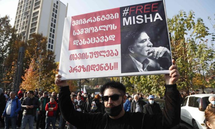 Gürcistan’da eski Cumhurbaşkanı Saakaşvili için Hükümet Binası önünde destek protestosu
