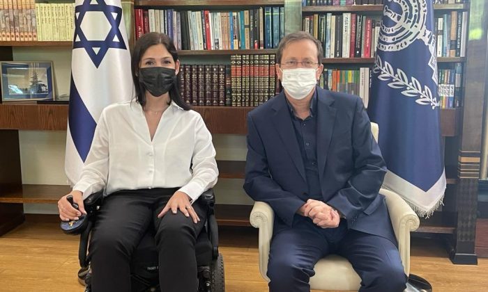 İsrail Enerji Bakanı Elharrar tekerlekli sandalyesi nedeniyle COP26’ya katılamadı