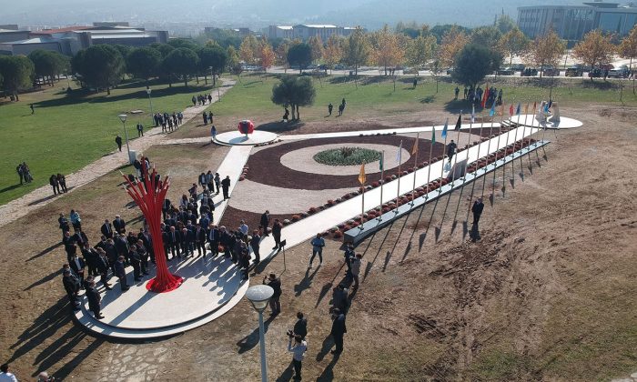 Koordinatların işaret ettiği Pamukkale Üniversitesi anıtlarla donatıldı