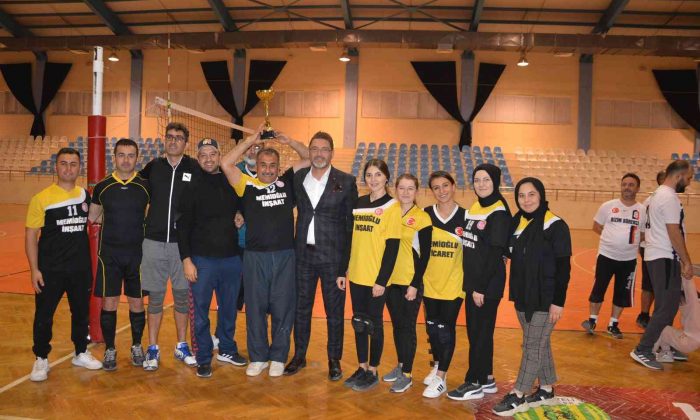 Korkuteli’nde düzenlenen voleybol turnuvasının şampiyon okulu belli oldu