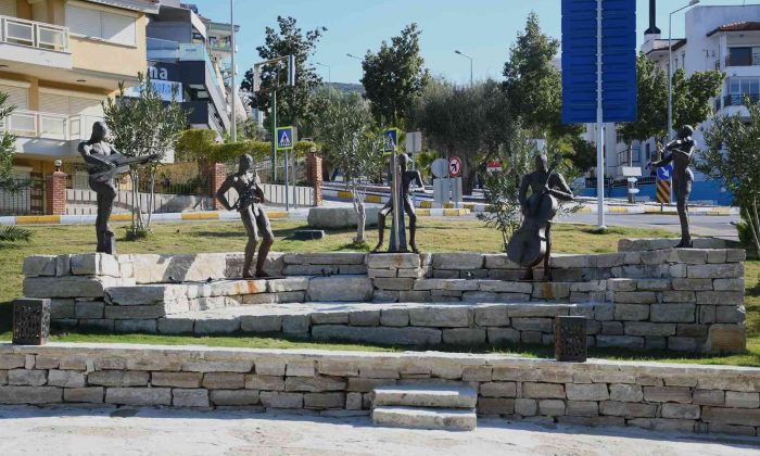 Kuşadası’nda müzisyen parkının yapımı tamamlandı