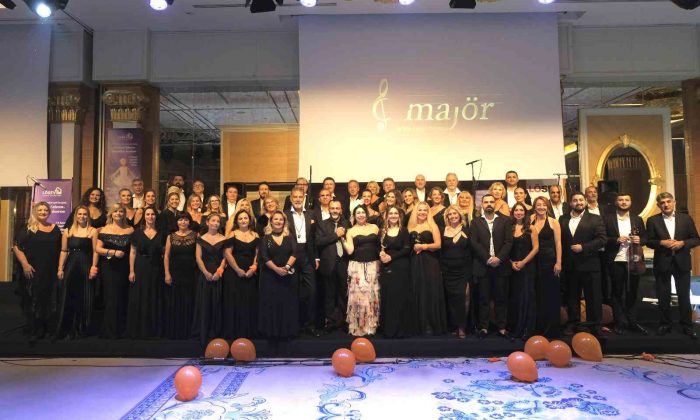Lösemili çocuklar için C-Majör İş’ten Sesler Korosu sahne aldı