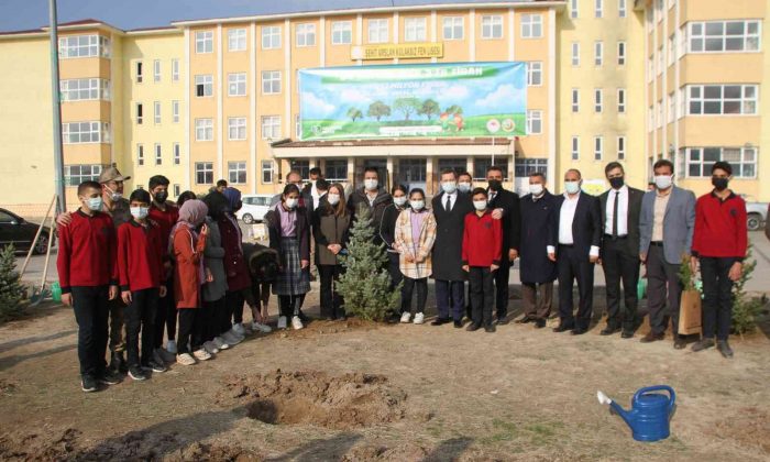 Malazgirt’te fidan dikimi