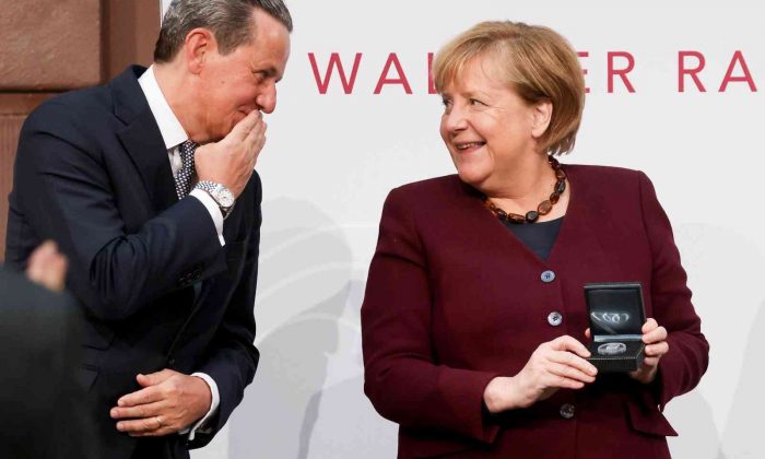 Merkel’e Walther Rathenau Ödülü verildi