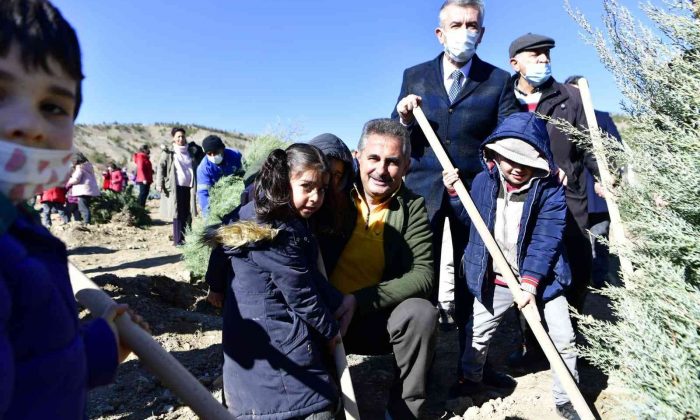 Milli Ağaçlandırma Günü’nde öğrenciler fidanları toprakla buluşturdu