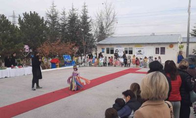 Minikler çöpü podyuma taşıdılar