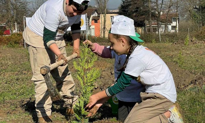 Minikler doğayla, fidanlar da toprakla buluştu