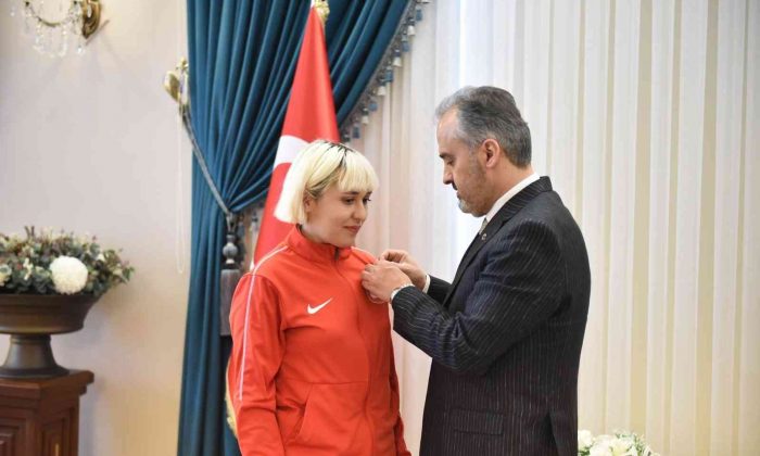 Ödüllü sporculardan Başkan Aktaş’a ziyaret