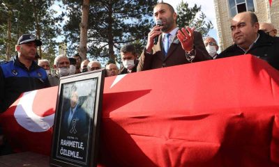 Ölen başkan için Belediye binası önünde tören düzenlendi