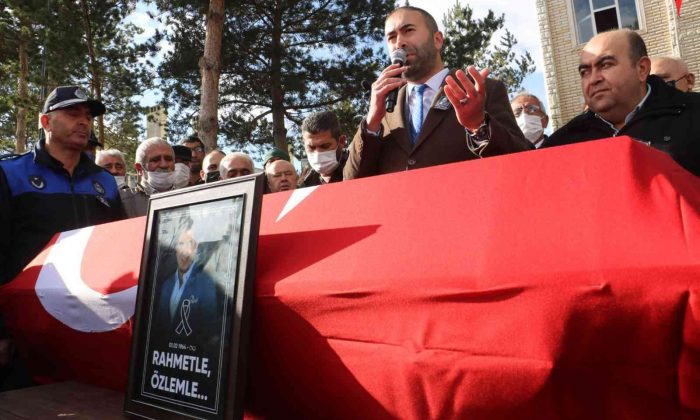 Ölen başkan için Belediye binası önünde tören düzenlendi