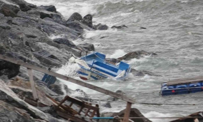 Şiddetli Lodos nedeniyle Pendik’te 2 balıkçı teknesi battı