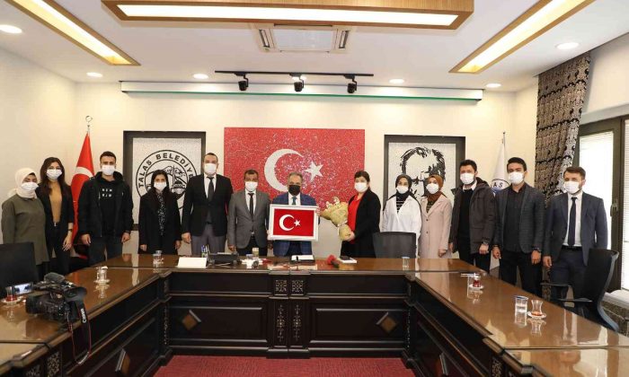 Talas’ta öğrenciler, öğretmen başkanı ziyaret ederek gününü kutladı