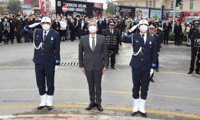 Tarsus Belediyesi, belediyeye gelen vatandaşlara Nutuk kitabı dağıttı