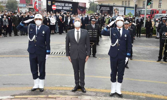 Tarsus Belediyesi, belediyeye gelen vatandaşlara Nutuk kitabı dağıttı