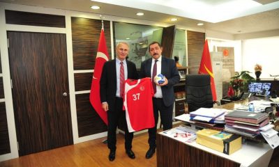 THF Başkanı Kılıç, Başkan Vidinlioğlu’na milli forma hediye etti