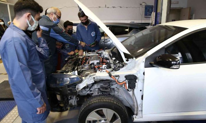 TOGG banttan inmeden aranan teknik elemanlar mezun oluyor