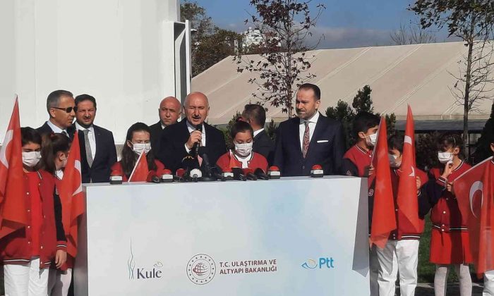 Türkiye’nin en büyük bayrakları en uzun direklerde göndere çekildi