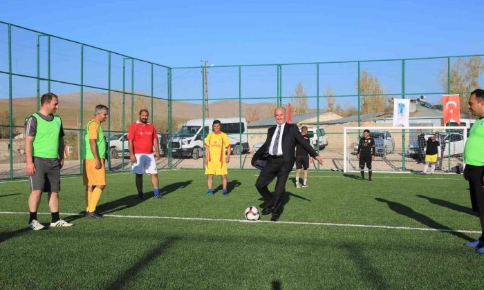 Tuşba Belediyesi semt sahalarının açılışını yapıyor