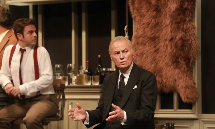 Ünlü sanatçının yer aldığı tiyatro oyunu ayakta alkışlandı