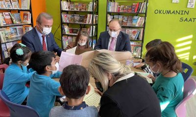 Vali Tutulmaz, açılışını yaptığı kütüphanelerde öğrencilerle kitap okudu