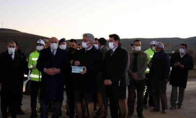 Vali ve milletvekili, sürücülere emniyet kemerinin önemini anlattı