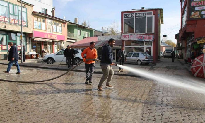Varto Belediyesinden caddeleri yıkama çalışması