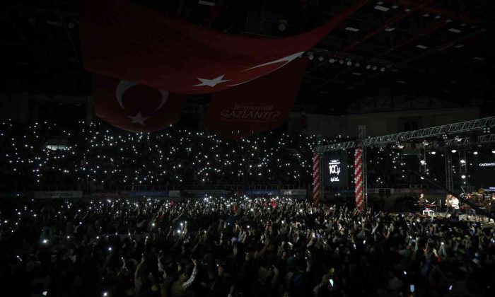 25 Aralık halk konserleri Eypio ve Koray Avcı ile sürüyor