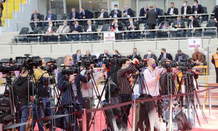 Ahmet Ağaoğlu: “Ligin son maçı oynanmadan, hakem son düdüğü çalmadan kimin şampiyon olacağı belli olmaz”