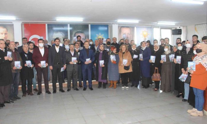 AK Parti, yatırım ve hizmetleri anlatan broşür dağıtıyor