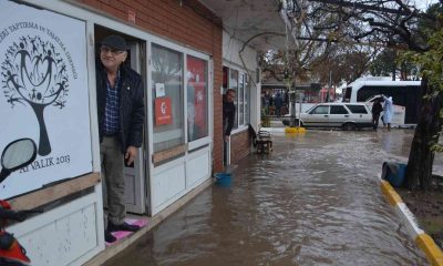 Ayvalık’ta kuvvetli yağış ve fırtına su baskınlarına sebep oldu