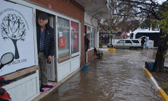 Ayvalık’ta kuvvetli yağış ve fırtına su baskınlarına sebep oldu