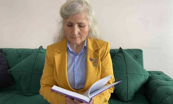 Azeri yazar, şehitler için yazdığı 28 kitabı il il gezerek kütüphanelere bırakıyor