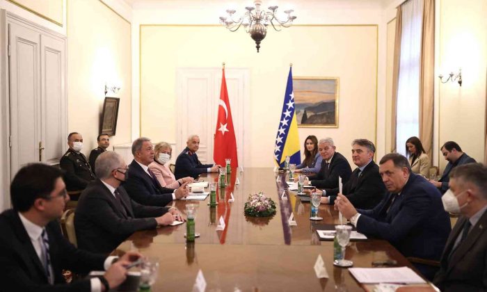 Bakan Akar, Bosna Hersek Devlet Başkanlığı Konseyi üyeleri ile görüştü