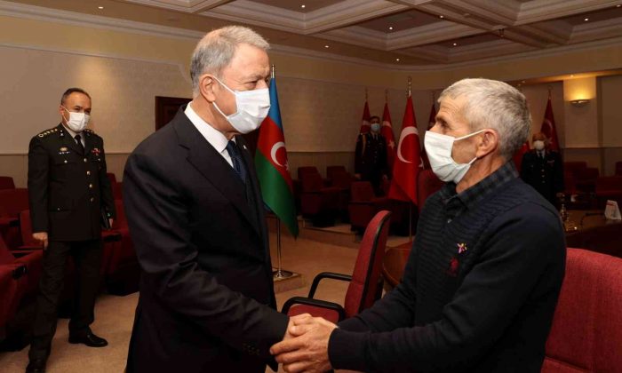 Bakan Akar, ’topraklarını kurtarma’ sözünü tutan Azerbaycanlı şehit subayın ailesi ile bir araya geldi