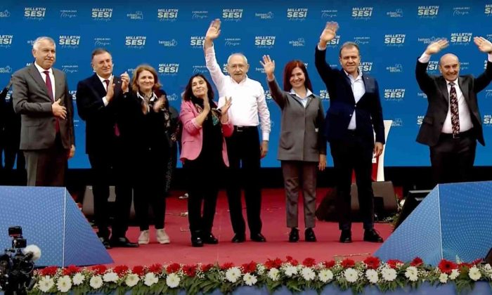 Başkan Soyer ve İzmir’deki belediye başkanları Mersin’deki mitinge katıldı