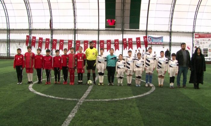 Bayrampaşa’da minik futbolcular şehitler için sahaya çıktı