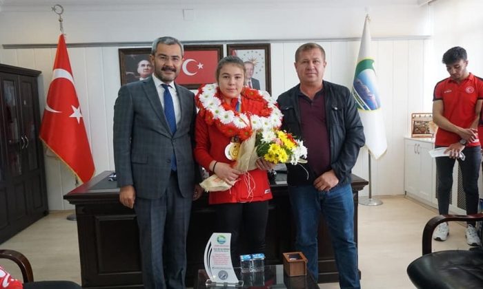 Bileğiyle dünyayı deviren Şifa Nur, Çivril’in gururu oldu