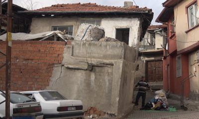 Bu mahallede yıkılmaya yüz tutan metruk binalar tehlike saçıyor