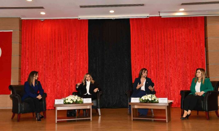 Çiğli’de, kadının siyasetteki yeri konuşuldu
