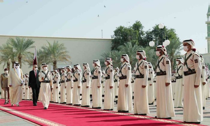 Cumhurbaşkanı Erdoğan, Katar’da resmi törenle karşılandı