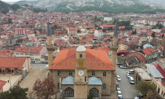 Depremin ardından ayağa kaldırılan tarihi saat kulesi ve Ulu Cami kendine hayran bıraktırıyor