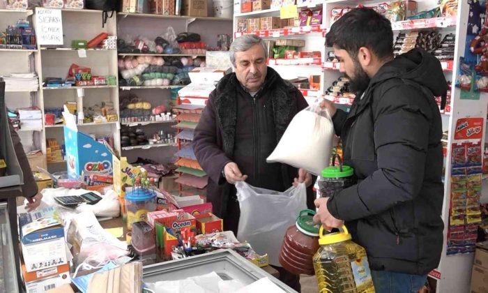 Elazığ’da bakkal sahibi indirim yaptı, astığı yazılarla da dikkat çekti