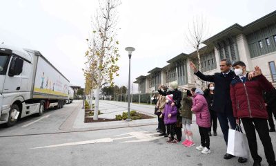 Emine Erdoğan ve Bakan Özer, “7 tır ile 7 bölgeye özel eğitim materyalleri” taşıyan tırları uğurladı